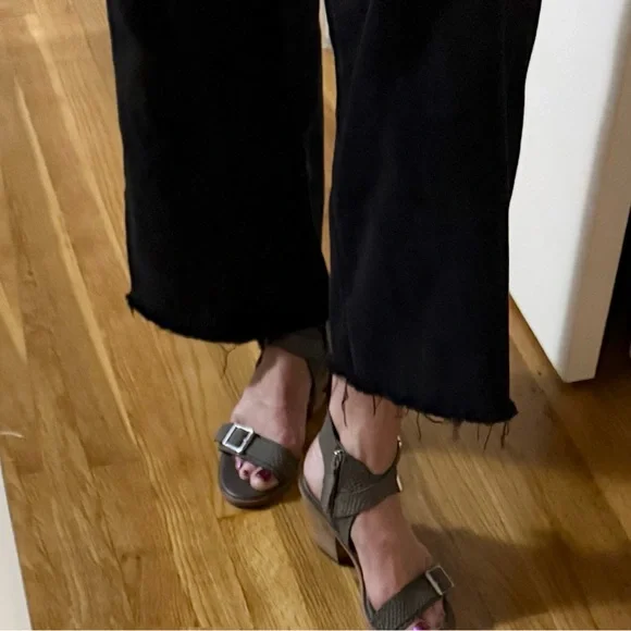 Sofft Marlyn Gray Snakeskin Sandals - Picture 12 of 12